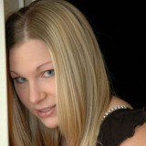Leia strips down in the doorway